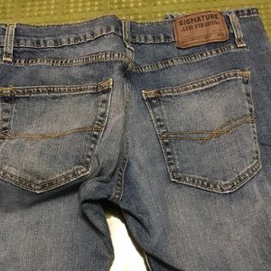 Men’s signature Levi Strauss S37/slim  size 28 x 30